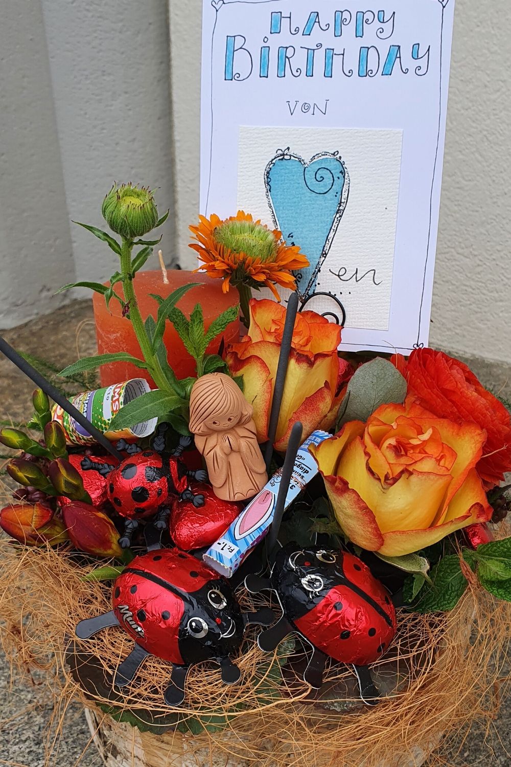 Blumengesteck mit diversen Accessoires selber machen DIY - Blumen Flora-Line