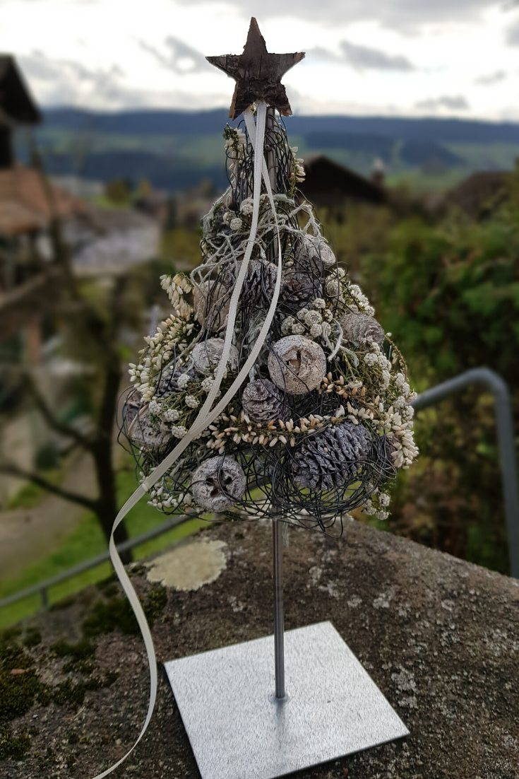 Wohnzimmer Deko Idee aus Draht ein Weihnachtsbaum formen Blumen Flora