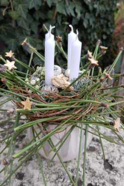 Advents-Gesteck-mit-4-Kerzen-Deko-Idee-DIY-Anleitung-Weihnachten-Weihnachts-Gesteck-selber-machen.png