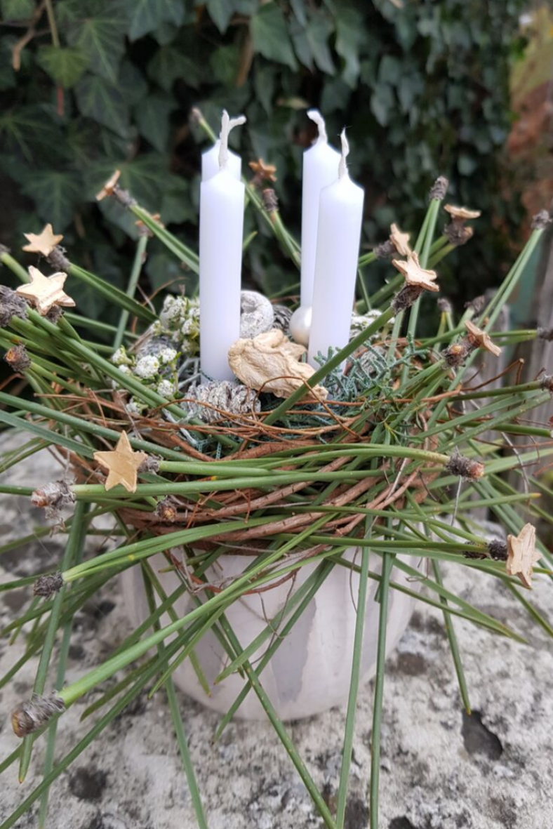 Advents-Gesteck-mit-4-Kerzen-Deko-Idee-DIY-Anleitung-Weihnachten-Weihnachts-Gesteck-selber-machen.png