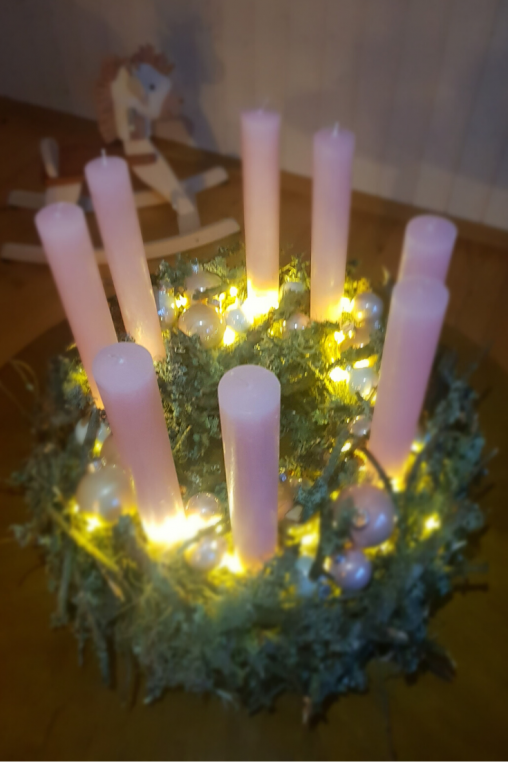 Adventskranz-Rosa-Naturdeko-Idee-Advent-8-Kerzen-Led-Lichterkette-Deko-Inspiration.png