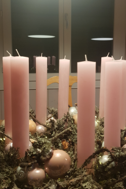 Adventskranz-selber-amchen-rosa-Deko-Idee-DIY-ANleitung.png