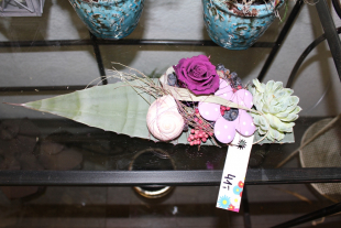 Gefülltes Agavenblatt mit violetter gefriergetrockneter Rose ausgarniert