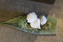 Agavenblatt weiss gefüllt mit stabilisierter Rose (ausgeliefert am 27. Oktober 2015 in Grosshöchstetten)