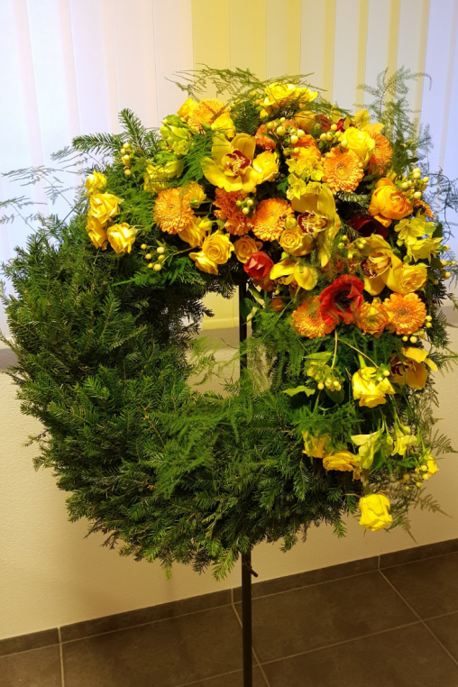 Anleitung-Trauerkranz-selber-kreieren.-Bouquet-assymetrisch-platziert.png