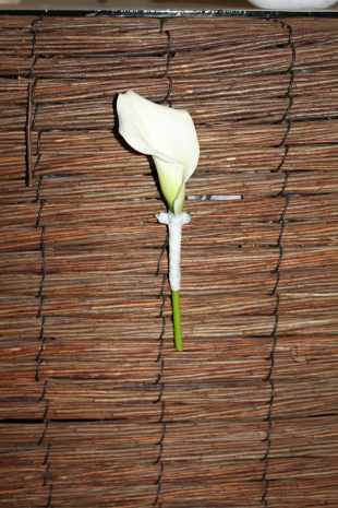Anstecker Bräutigam mit Calla weiss