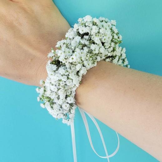 Armband-fuer-Hochzeit-mit-Schleierkraut-selber-machen.jpg