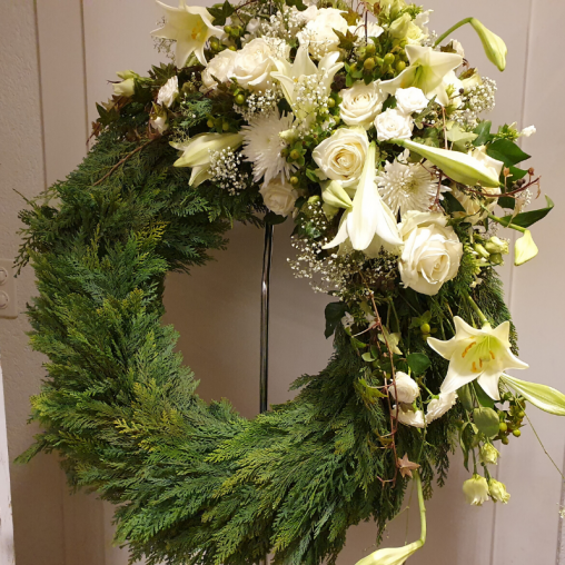 Assymmetrischer-Blumenkranz-beerdigung-weiss_2.png