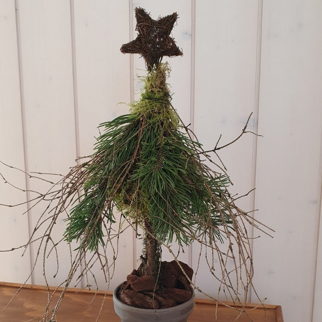 Aussen-Deko-Idee-Winter-Weihnachtsbaum-selber-machen.jpg