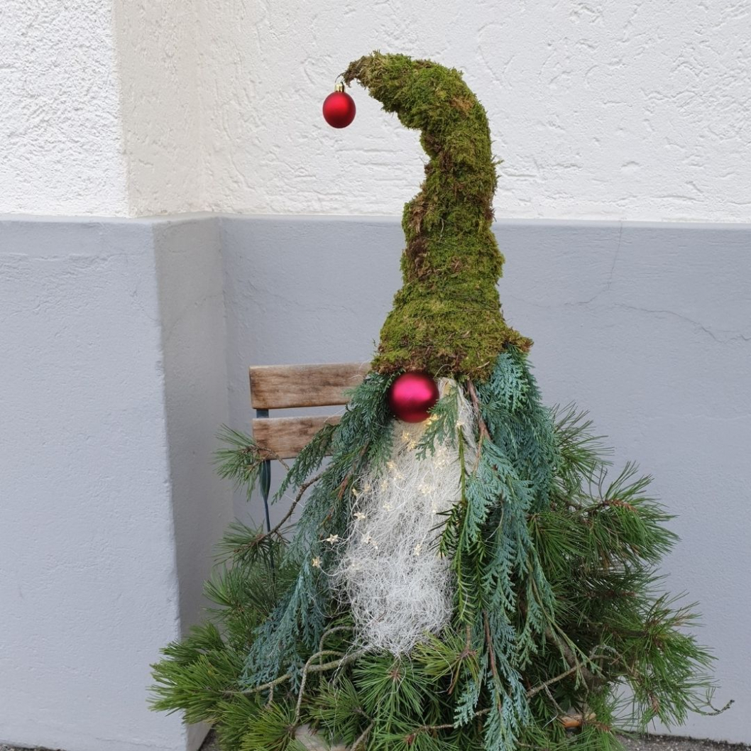 Aussen-Dekoration-Winter-2020-mit-Naturmaterialien-der-Gnom-Wichte-Weihnachten.jpg
