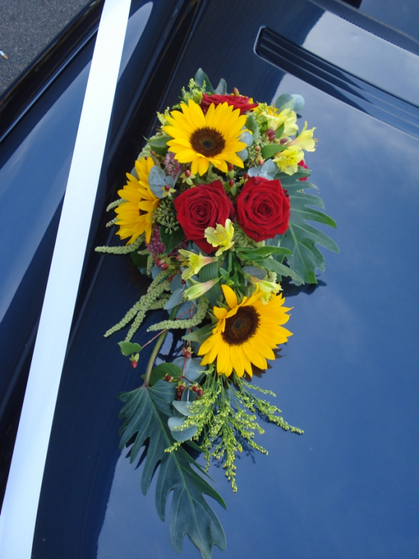 Rotes Auto Mit Blumen Der Sonnenblume Vektorabbildung Auf Wei?em