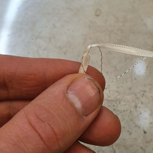 Band-fuer-Armband-mit-Wickeldraht-bereit-machen.jpg