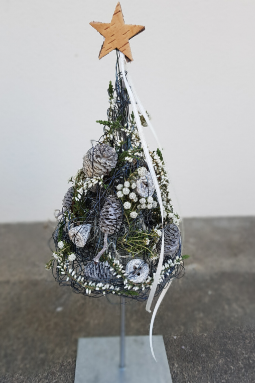 Bastelidee-Weihnachten-Weihnachtsbaum-aus-Draht-selber-machen.-DIY-Anleitung-fuer-deine-Weihnachts-Deko-in-Weiss.png