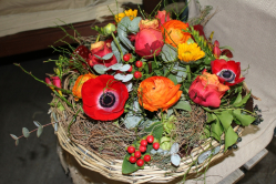 Gesteck leuchtend in Korb (ausgeliefert in Freimettingen am 9. April 2014)