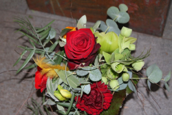 Blumenstrauss mit roter Rose (ausgeliefert in Grosshöchstetten am 19. Februar 2015)