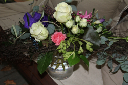 Bogentrauss weiss rosa blau (ausgeliefert in Grosshöchstetten am 6. Februar 2014)
