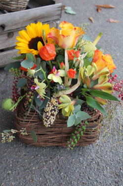 Herbstliches Gesteck in leuchtenden Farben (ausgeliefert in Konolfingen am 8. Oktober 2015)