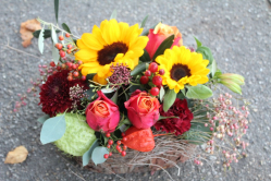 Herbstgesteck mit Sonnenblumen (ausgeliefert in Utzigen am 10. November 2015)