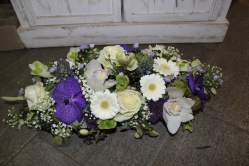 Blumengesteck weiss violett (ausgeliefert in Grosshöchstetten am 5. März 2016)