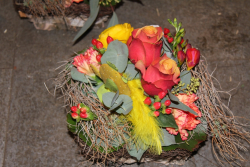 Blumengesteck orange rot (ausgeliefert in Grosshöchstetten am 28. März 2013)