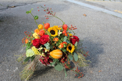 Herbstgesteck mit Sonnenblumen (ausgelifert in Grosshöchstetten am 9. Oktober 2015)