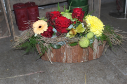 Blumengesteck in gelb orange rot (ausgeliefert in Münsingen am 10. Dezember 2015)