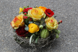 Blumengesteck gelb rot (ausgeleifert in Trimstein am 14. März 2016)