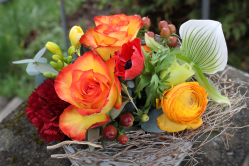 Blumengesteck gelb orange rot (ausgeliefert in Zäziwil am 14. April 2016)