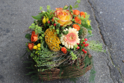 Blumengesteck gelb orange (ausgeliefert am 31. Mai 2016 in Grosshöchstetten)