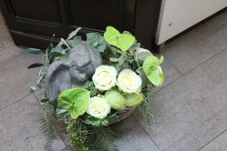 Blumengesteck weiss mit Engel (ausgeliefert in Zäziwil am 10. August 2015)