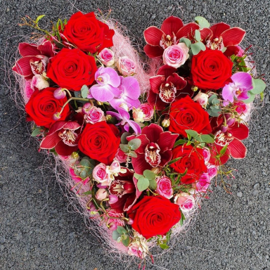Blumenherz-Trauerfloristik-rot-rosa-Blumen-Grosshoechstetten.jpg