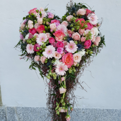 Blumenherz auf Ständer (ausgeliefert in die Kirche in Grosshöchstetten am 14. März 2022)