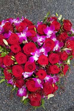 Blumenherz-rot-mit-Orchideen.png