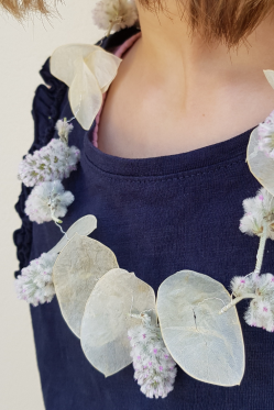 Blumenkette-fuer-Sommerparty-binden-Deko-Idee.png