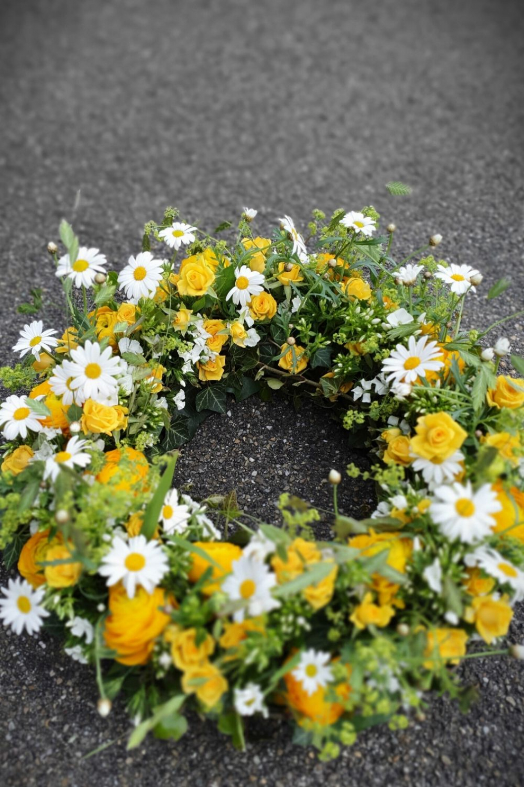 Blumenkranz-gelb-Trauerfloristik.jpg