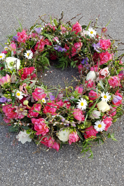 Blumenkranz-rosa-FruehlingshaftTrauerflroristik_2.png