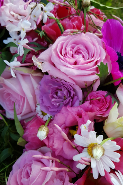 Blumenkranz-rosa-weiss-lila-Trauerfloristik.png