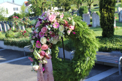 Blumenkranz mit assymetrischem Schmuck in rosa (ausgeliefert auf den Friedhof in Grosshöchstetten)