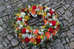 Farbenfroher Trauerkranz (ausgeliefert in Moosseedorf am 20. Juni 2016)