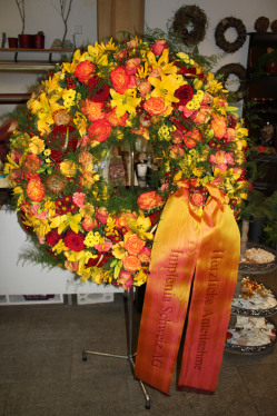 Ringsum Blumenkranz in leuchtenden Farben (Preis 650.- inklusive Schleife)