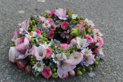 Blumenkranz rosa (ausgeliefert auf den Friedhof in Grosshöchstetten am 18. März 2016)
