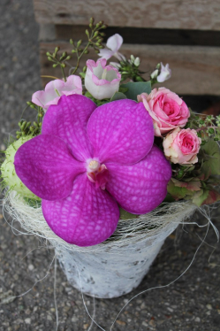 Liebevolles Blumengesteck in rosa (ausgeliefert in Biglen am 8. Oktober 2015)