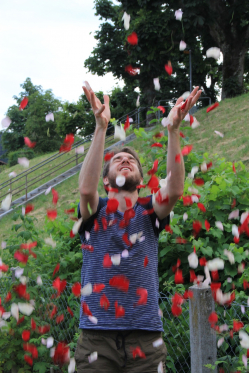 Der Blumenmann Tobias Kopp mitgezupften Rosenblütenblätter