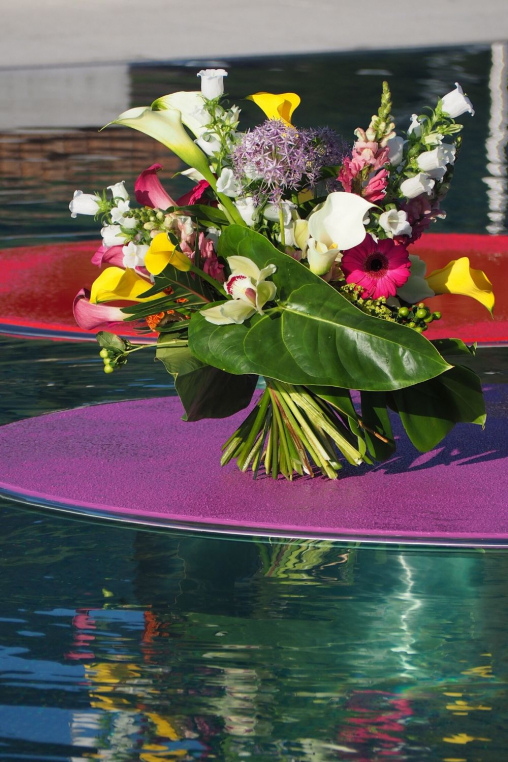 Blumenstrauss-farbenfroh-mit-Wasser.jpg