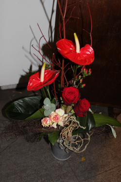 Asymmetrischer Blumenstrauss mit Anthurium Blüten in rot (ausgeliefert in Grosshöchstetten am 1. April 2016)