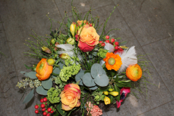 Strauss leuchtend (abgeholt im Laden am 11. April 2014)