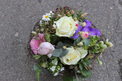Blumenstrauss weiss rosa blau (ausgeliefert in Grosshöchstetten am 3. Mai 2016)