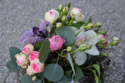 Liebevoller Blumenstrauss in rosa weiss violett (ausgeliefert in Schlosswil am 4. April 2016)