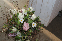 Lockerer Frühlingsstrauss in weiss rosa (ausgeliefert in Grosshöchstetten am 1. April 2016)