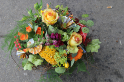 Gelb roter Blumenstrauss mit integrierter Geldscheine (abgeholt im Laden am 28. MAi 2016)